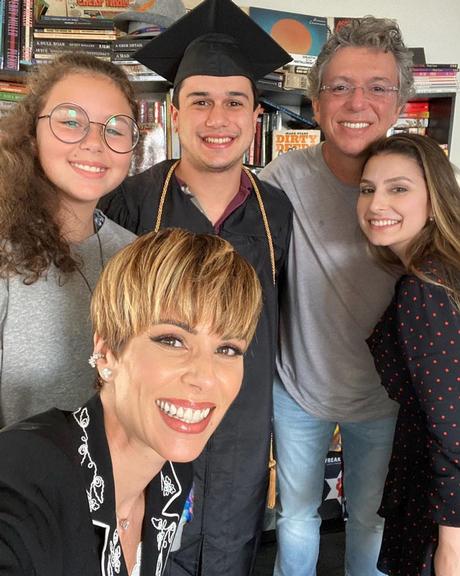 Ana Furtado e Boninho com os filhos na formatura