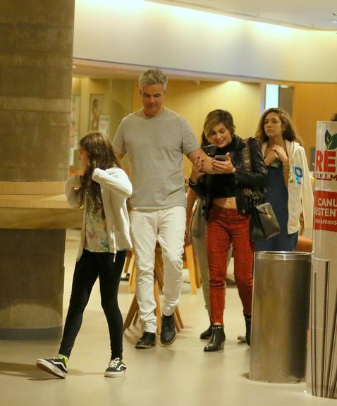 Flavia Alessandra passeia com a família em shopping