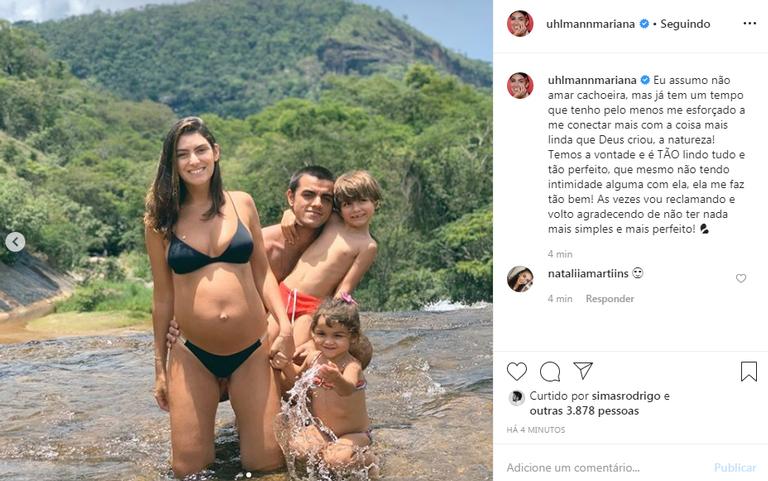 Mariana Uhlmann exibe barrigão de grávida em clique ao lado da família