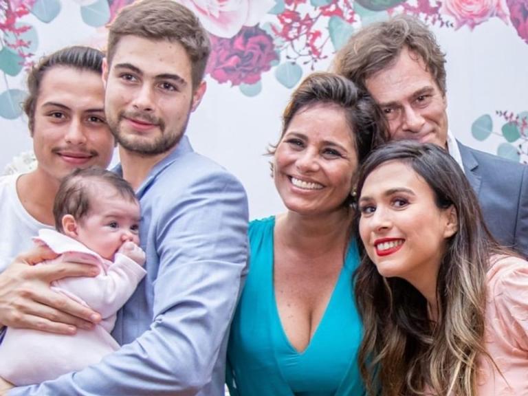 Tatá Werneck aproveita o casamento de seus sogros para compartilhar um lindo clique em família 