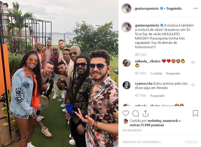 Gustavo Mioto posa ao lado de Ludmilla, Turma do Pagode e Falcão ''Mistura de vibes''