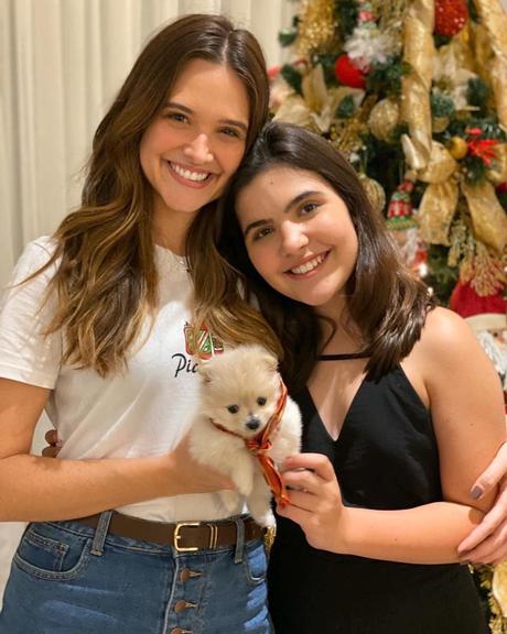 Juliana Paiva ganhou um presente lindo de Raphaela Alvittos e compartilhou com seus seguidores na web 