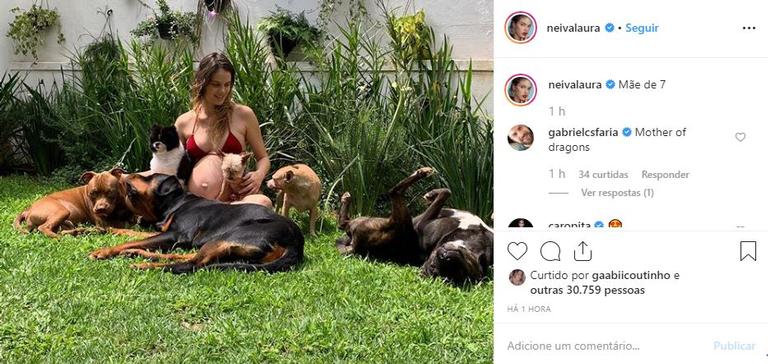 Laura Neiva exibe barrigão ao lado dos seus cachorros