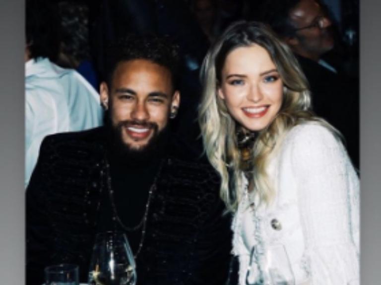 Neymar Jr. surpreende seguidores aoa compartilhar clique ao lado de modelo russa