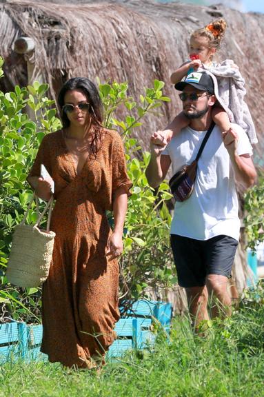 Bruno Gissoni, Yanna Lavigne e a filha vão à praia