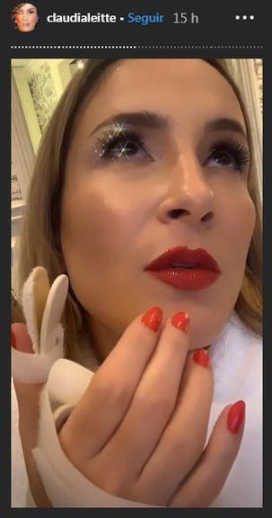 Claudia Leitte fratura o dedo e mostra tala para seguidores