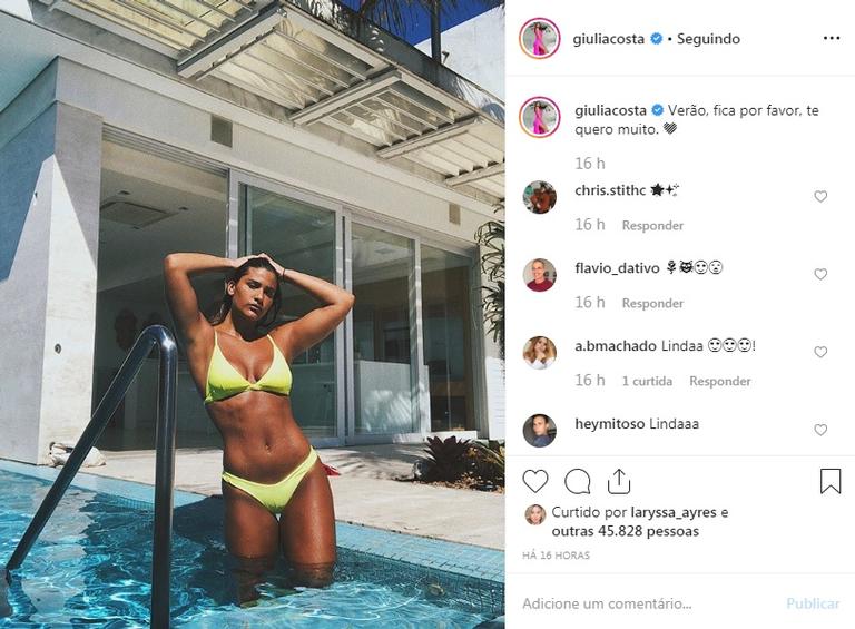 Giulia Costa mostra o bronzeado em clique na piscina