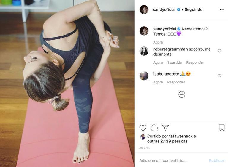 Sandy fazendo yoga