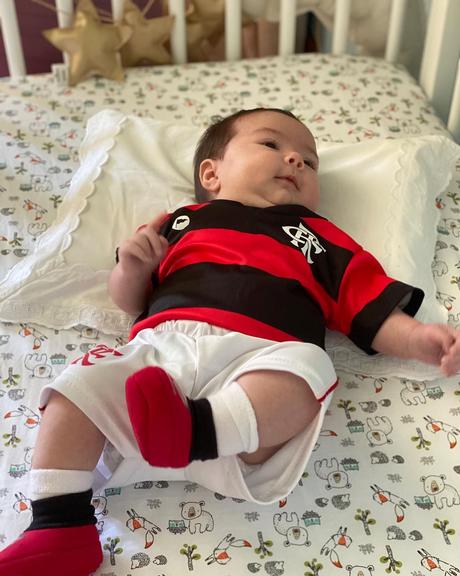 Tata Werneck explode o fofurômetro ao exibir Clara Maria com roupa do Flamengo