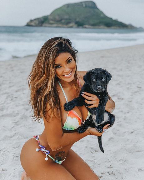 Carol Nakamura de biquíni com novo cachorrinho