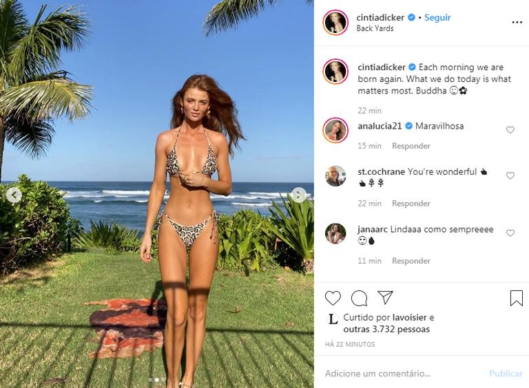 Cintia Dicker, namorada de Pedro Scooby, posa de biquíni 