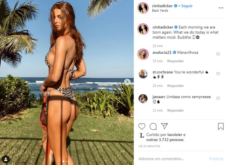 Cintia Dicker, namorada de Pedro Scooby, posa de biquíni 