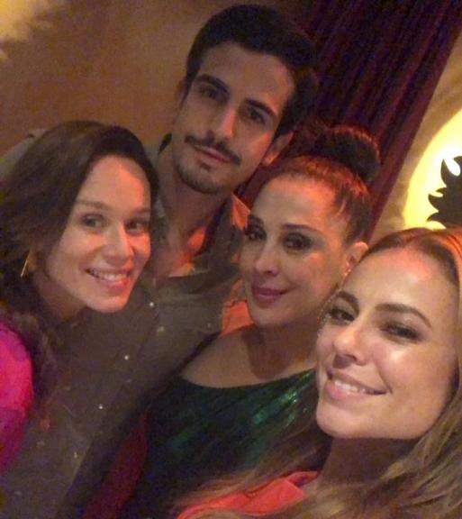 Claudia Raia com Paolla Oliveira, Mari Ximenes e Enzo