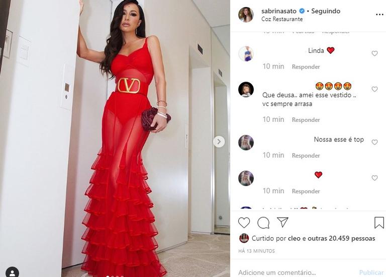 Sabrina Sato de vestido vermelho