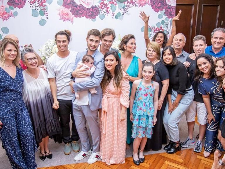 Valeria Alencar compartilha lindo clique da celebração de seu casamento em que aparece cercada de sua família