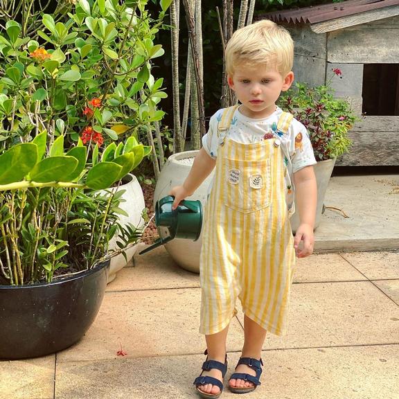 Enrico Bacchi usando jardineira