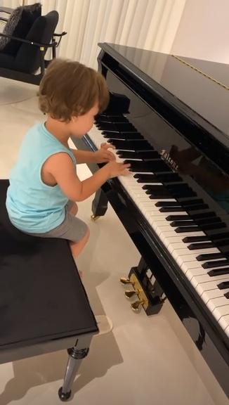 Gusttavo Lima se derrete com Gabriel tocando piano sozinho