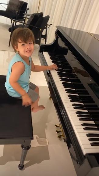 Gusttavo Lima se derrete com Gabriel tocando piano sozinho