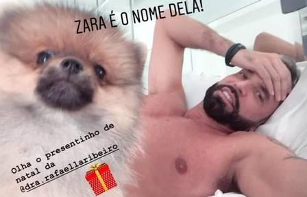 Latino com a nova cachorrinha