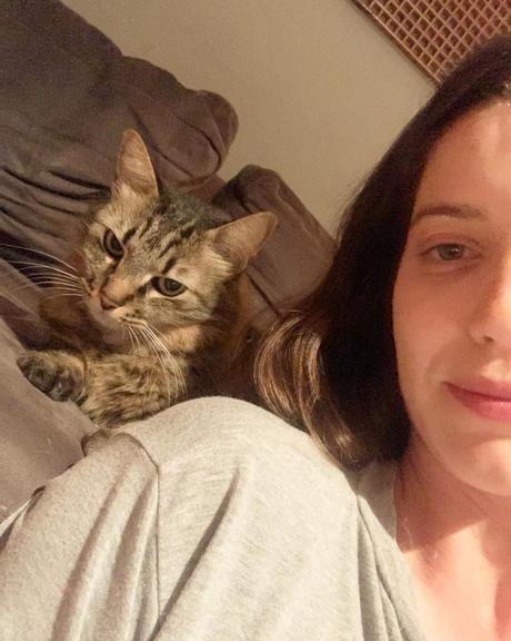 Nathalia Dill surge de cara lavada com seu animal de estimação e fãs elogiam