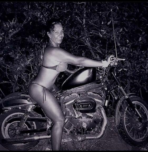 Solange Couto de biquíni na moto em TBT