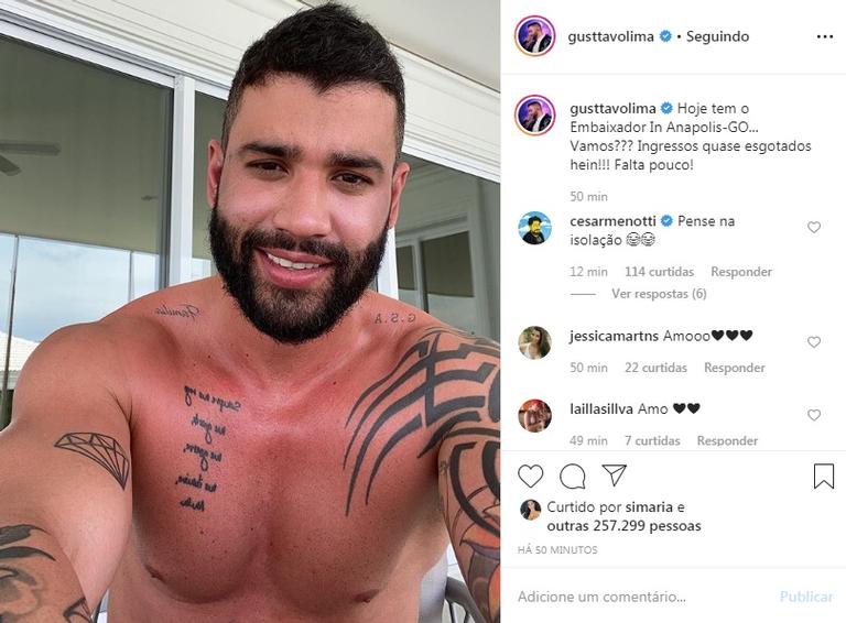 Gusttavo Lima aparece todo vermelho em foto sem camisa