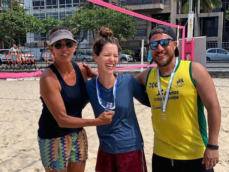 Nathalia Dill mostra medalha conquistada em torneio de vôlei 