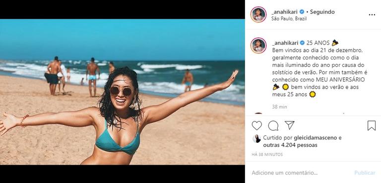 Atriz Ana Hikari celebra seu aniversário de 25 anos na praia