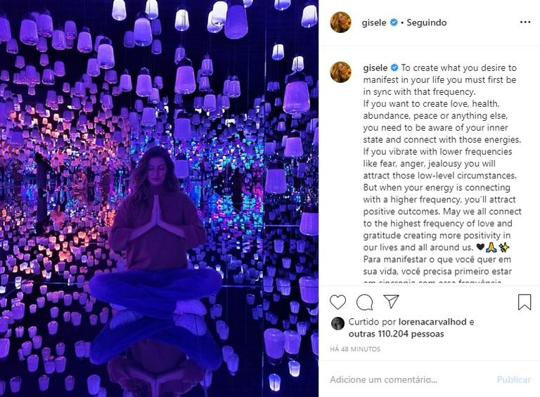 Gisele Bündchen compartilha clique meditando e encanta fãs