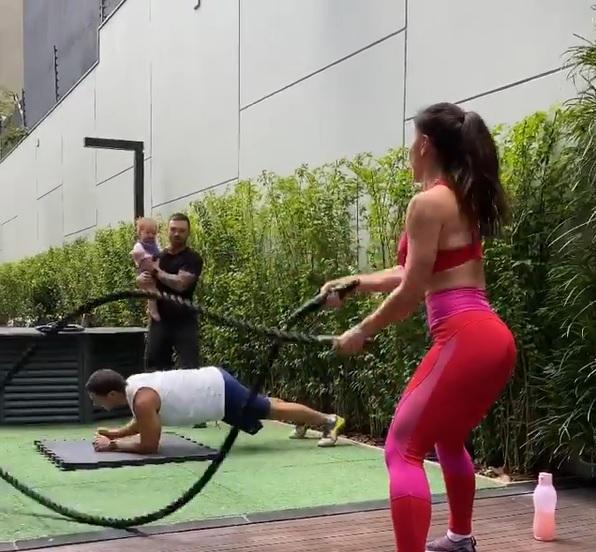 Sabrina Sato e Duda Nagle treinam com apoio de Zoe