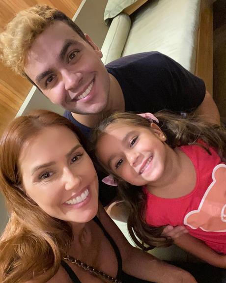 Deborah Secco leva filha para conhecer Luccas Neto