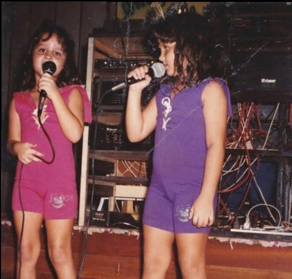 Maiara e Maraisa cantando no palco ainda crianças