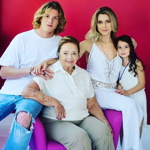 Leticia Spiller com a família