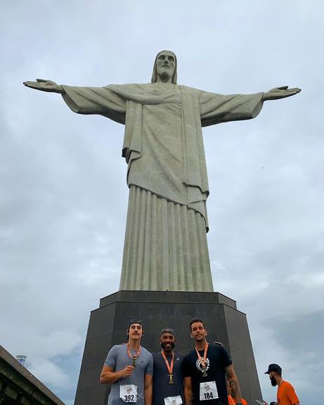 Nicolas Prattes com amigos no Cristo Redentor