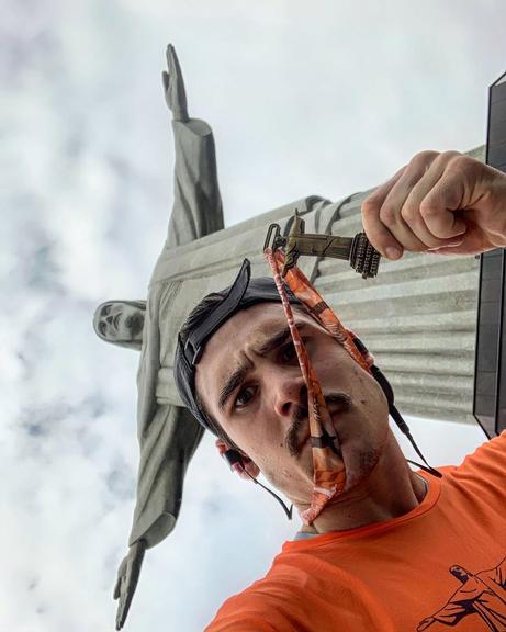 Nicolas Prattes com amigos no Cristo Redentor