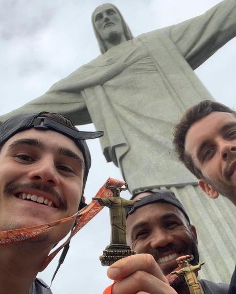 Nicolas Prattes com amigos no Cristo Redentor