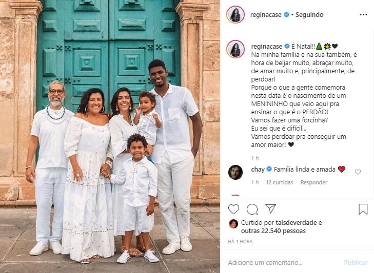 Regina Casé e a família já estão preparados para o Natal