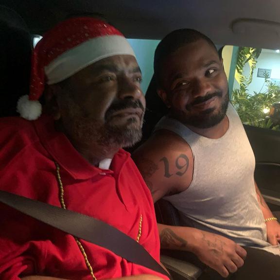 Arlindo Cruz aparece vestido de Papai Noel