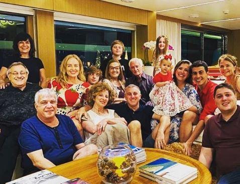 Luciano Huck e família durante o Natal 