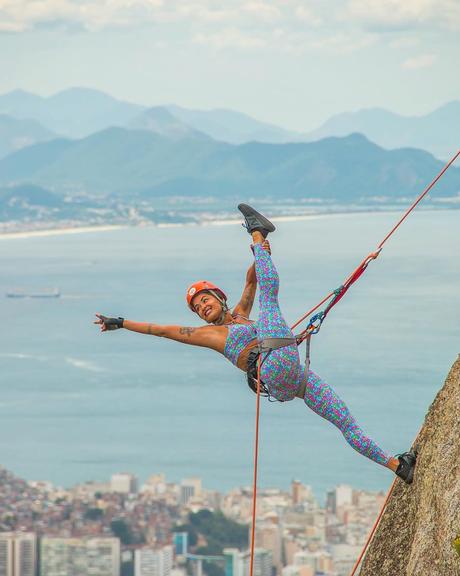 Aline Riscado pratica rappel de forma inusitada e choca web