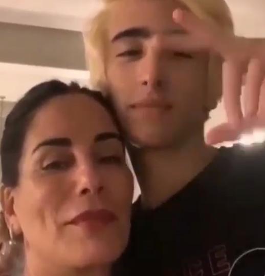 Filho de Gloria Pires posa com cabelo platinado