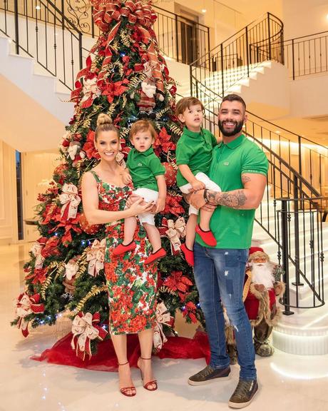 Gusttavo Lima e Andressa Suita combinam look de Natal com os filhos