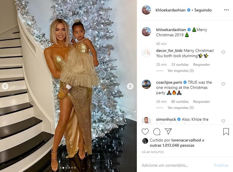 Khloé Kardashian e True aparecem com vestidos combinando