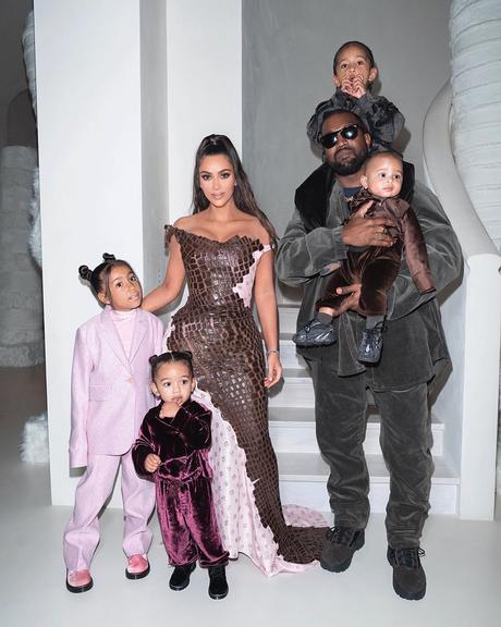 Kim Kardashian posa com a família e looks chamam atenção