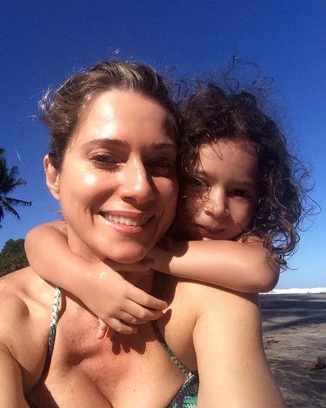 Leticia Spiller com a filha em tbt