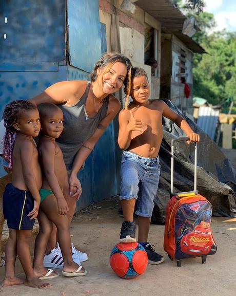 Carol Nakamura e noivo adotam criança