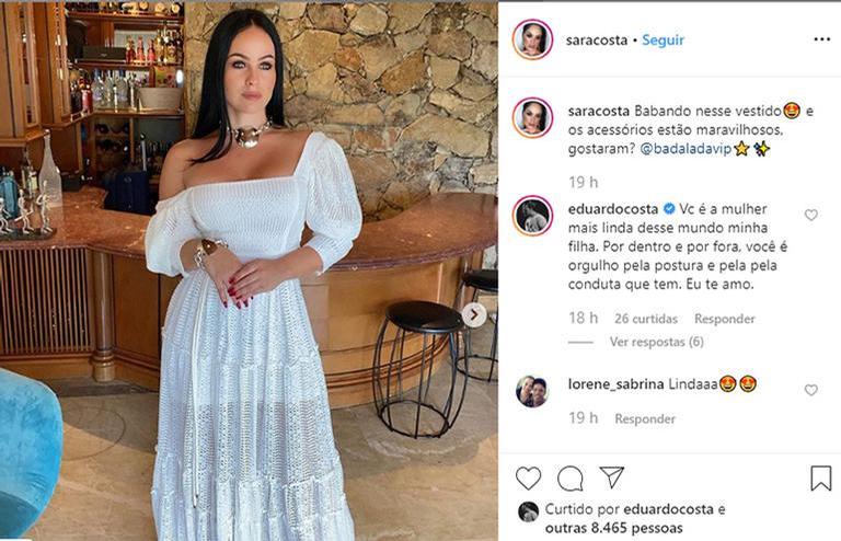 Sara Costa de vestido branco