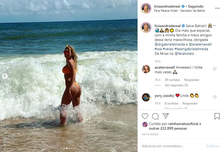 Lívia Andrade curte um dia tomando sol e bebendo champanhe