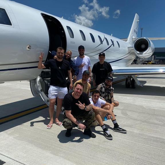 Neymar Jr. e Gabriel Medina embarcam pra Bahia para curtir final de ano