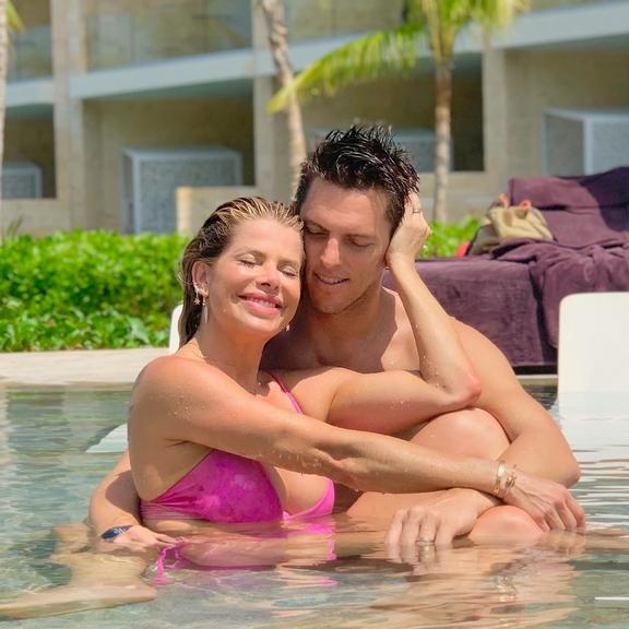 Karina Bacchi e Amaury Nunes posam na piscina e fãs elogiam